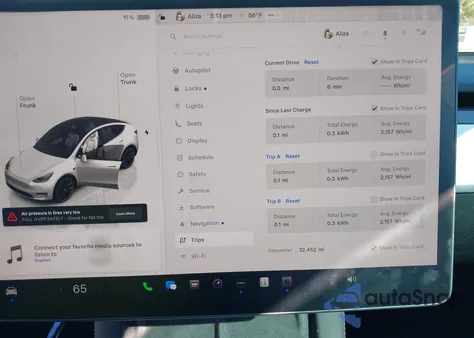 2023 Tesla Model Y Awd/Long Range Dual Motor All-Wheel Drive z USA, uszkodzony, nr VIN 7SAYGDEE7PA105947
